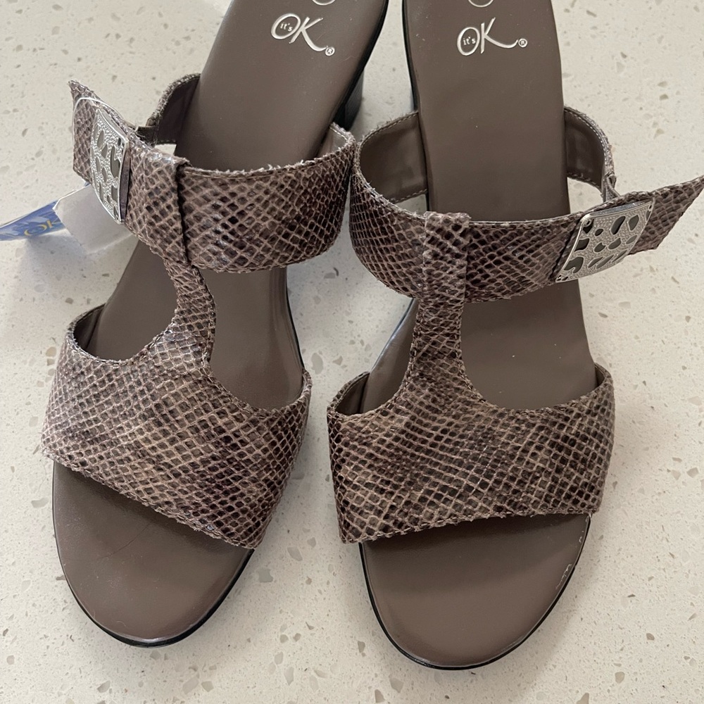 It’s Ok size 11w slide on heels